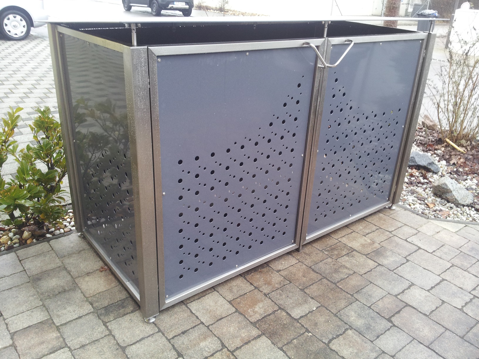 Mülltonnenhäuschen aus Edelstahl mit pulverbeschichteten Aluminiumplatten