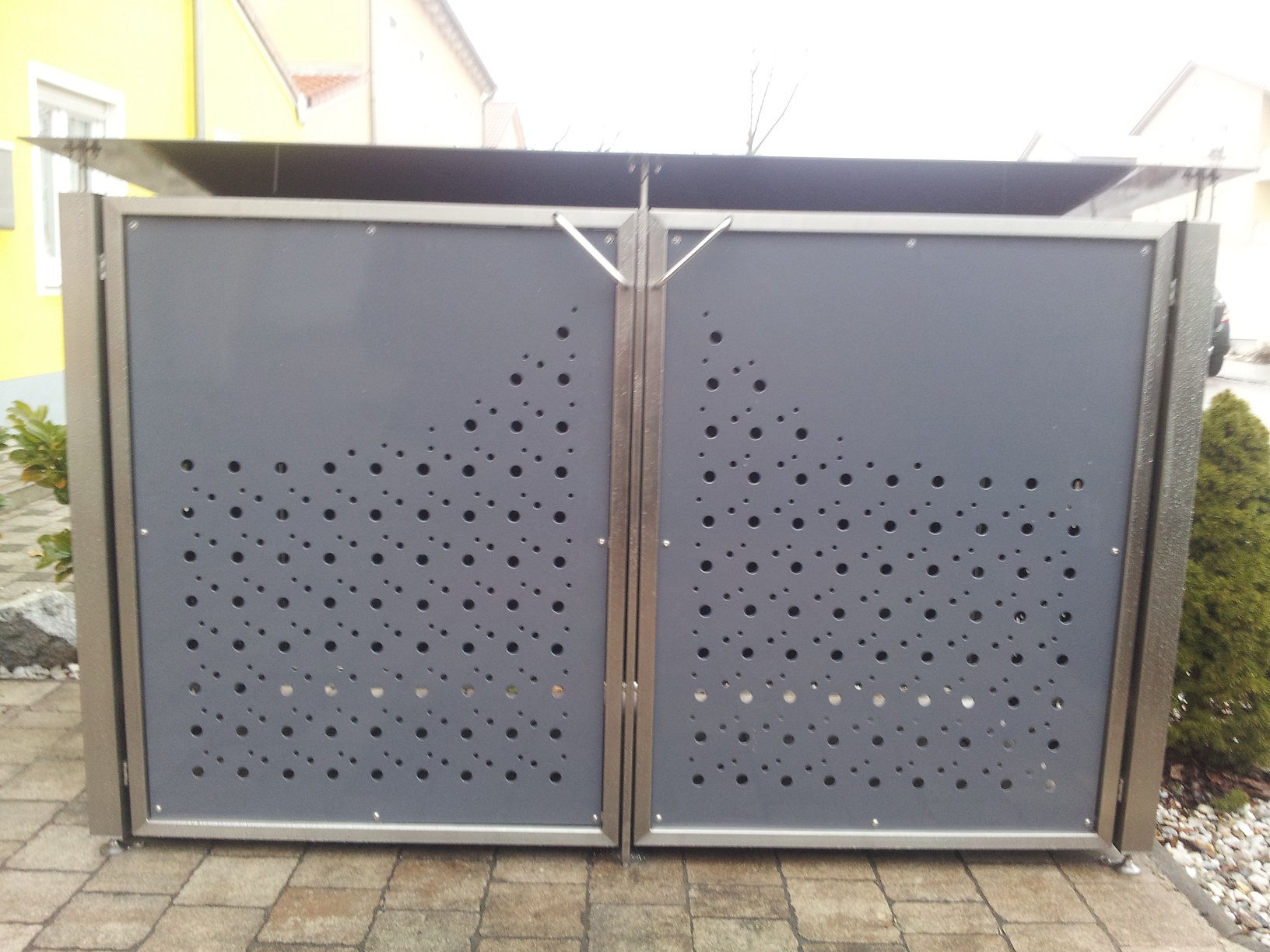 Mülltonnenhäuschen aus Edelstahl mit pulverbeschichteten Aluminiumplatten