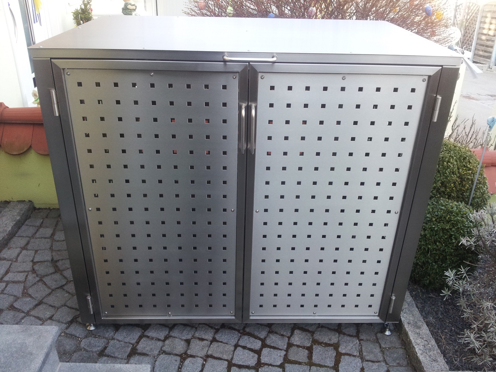 Mülltonnenhäuschen aus Edelstahl K240