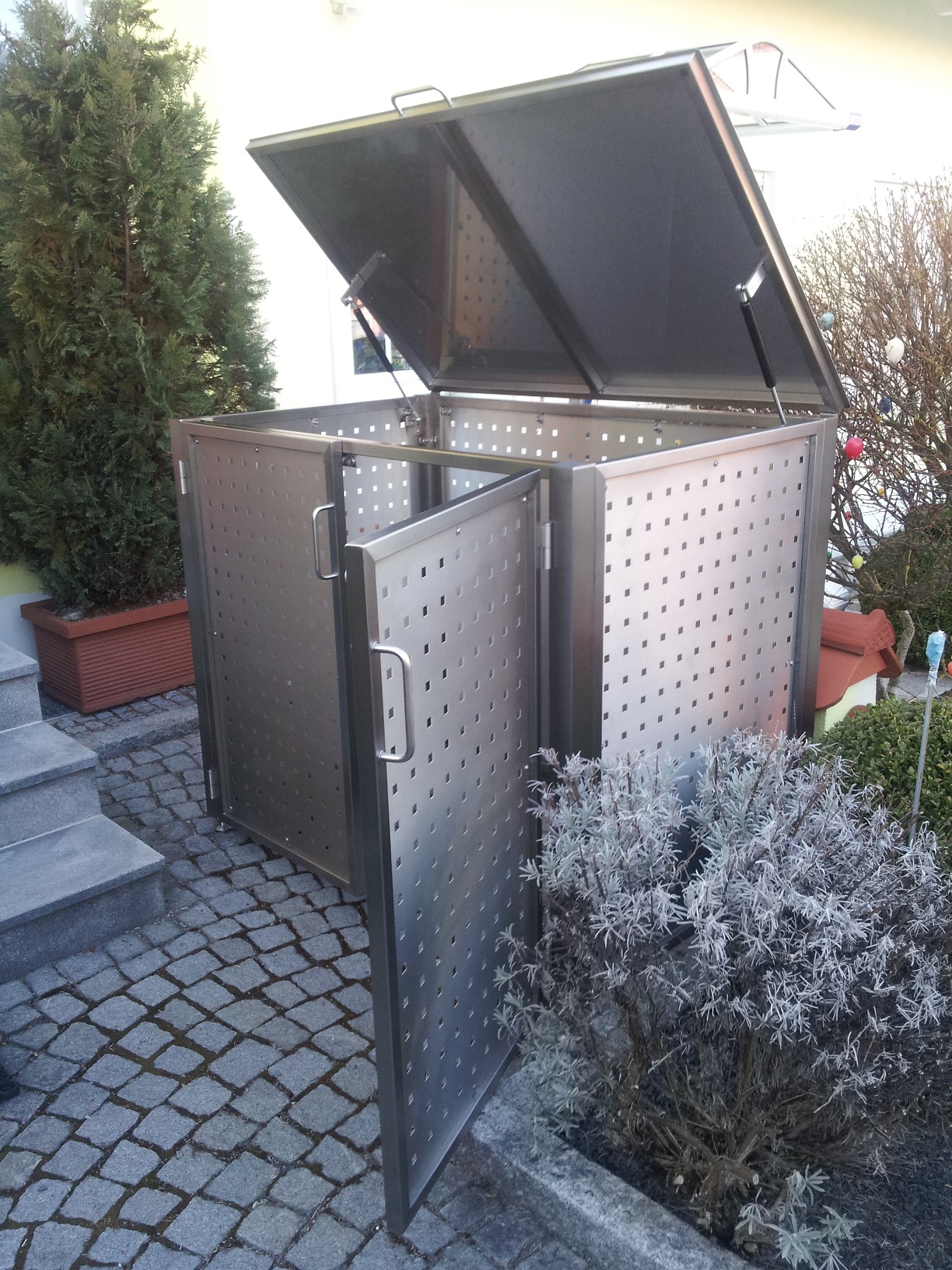 Mülltonnenhäuschen aus Edelstahl K240