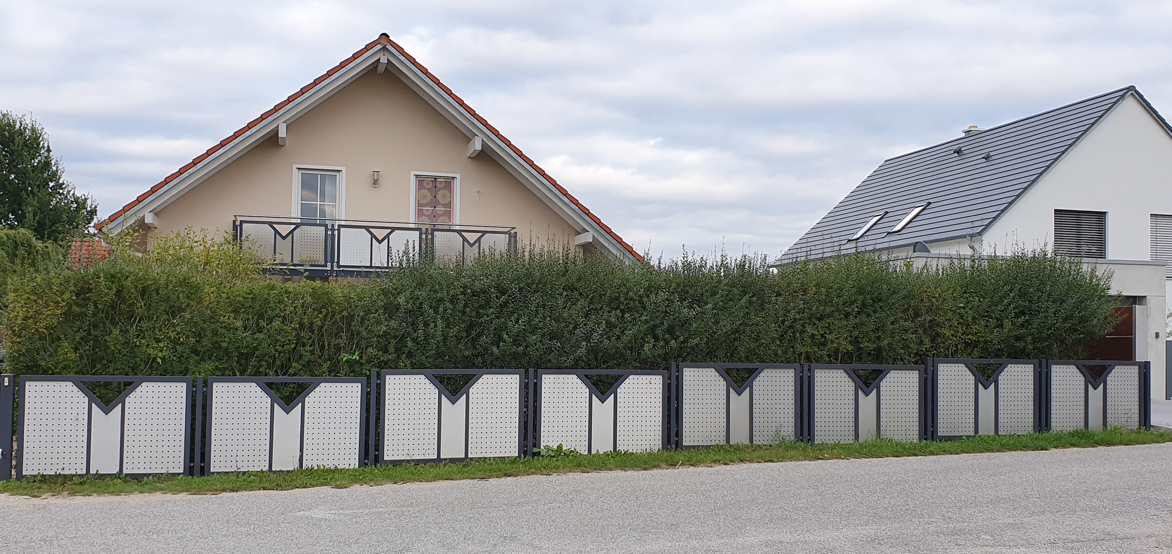 Gartenzaun pulverbeschichtet mit Dreick und Edelstahllochblechfüllung
